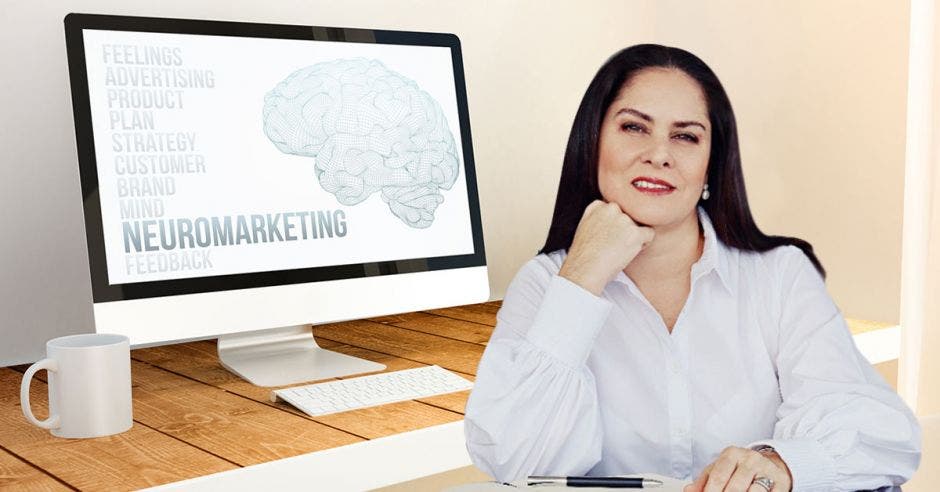 Mujer con blusa blanca y al fondo una computadora