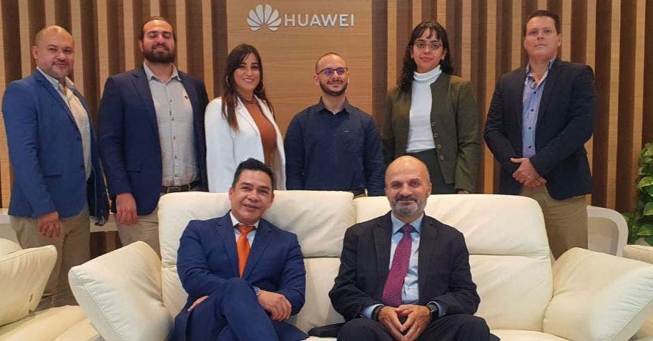 Representantes de TecApro y Huawei