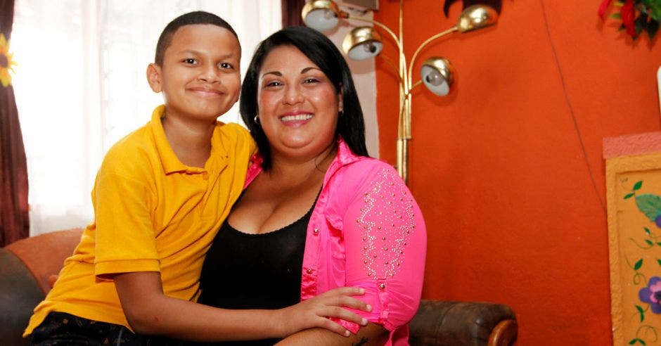 mamá con su hijo quien padece hemofilia Tipo A