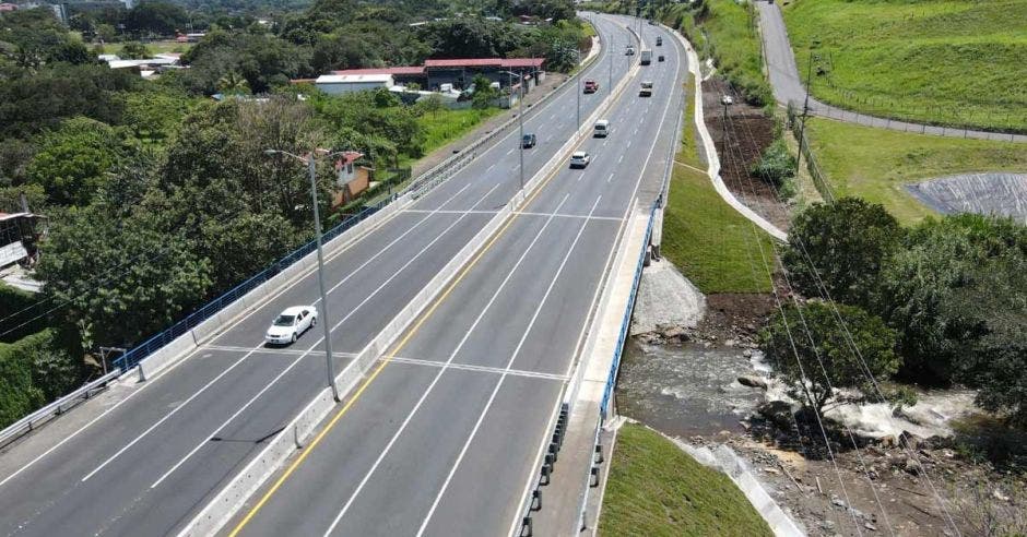 Foto aérea de nuevo puente con vehículos ya circulando