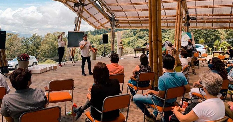 grupo de estudiantes en un auditorio