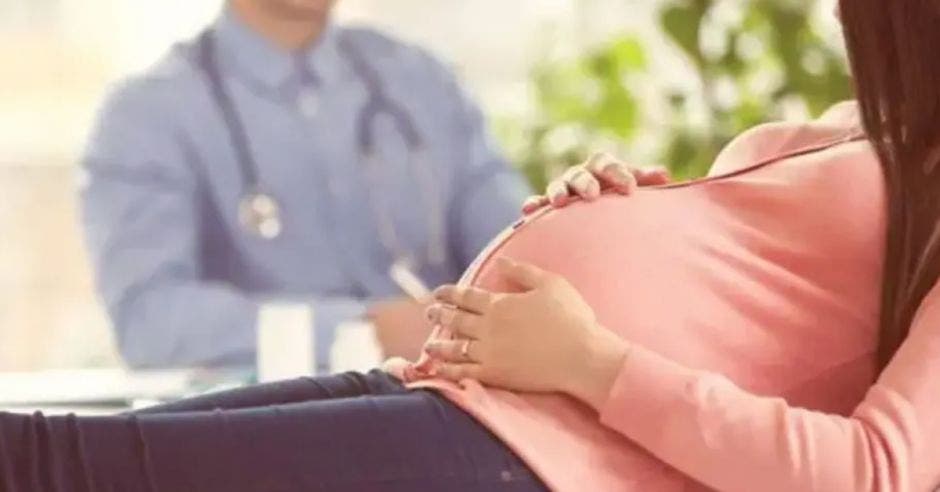 embarazada en una consulta médica
