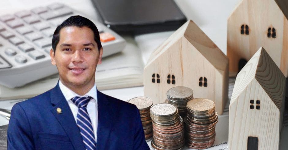 Diputado Gustavo Viales con un fondo de viviendas y un puño de monedas