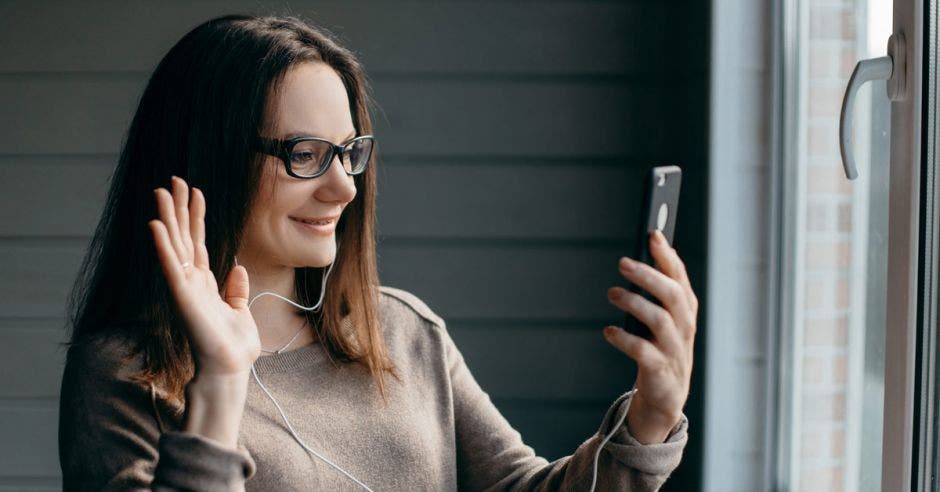 Mujer realizando videollamada