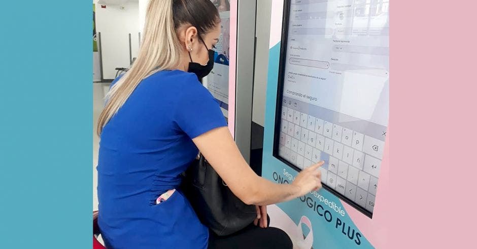 mujer utilizando el kiosco de autogestión