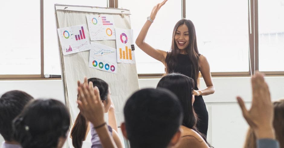 Mujer dando un seminario