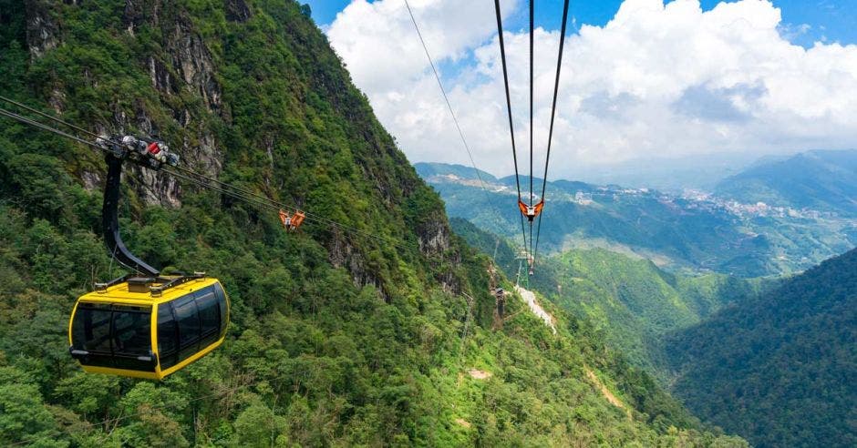 Un teleférico en una zona montañosa