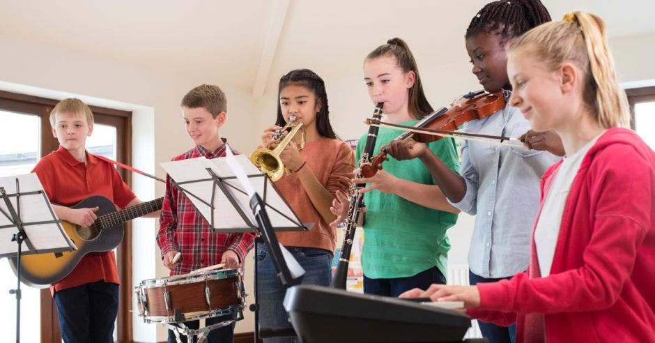 Un grupo de estudiantes tocando instrumentos