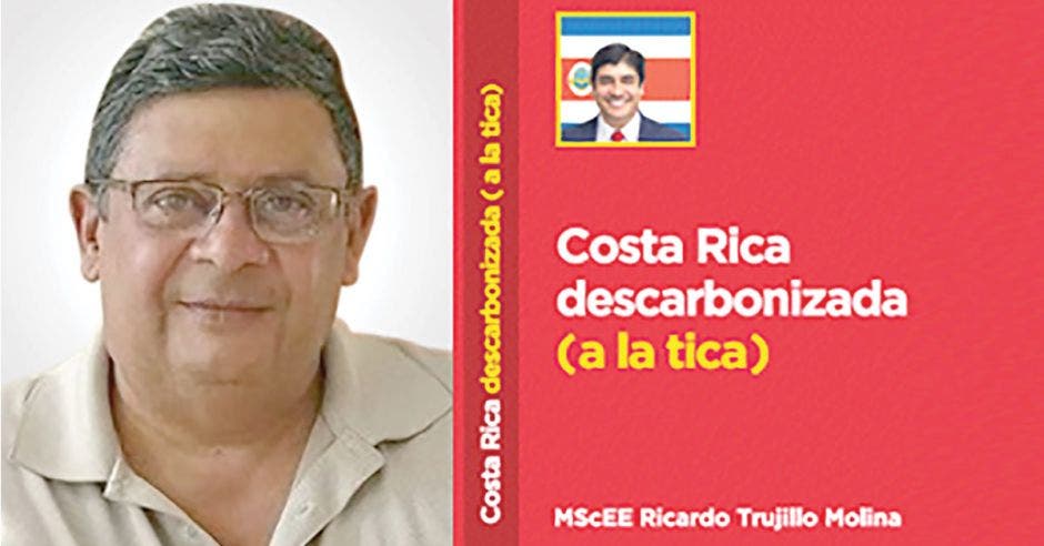 hombre canoso de lentes y portada del libro Costa Rica descarbonizada