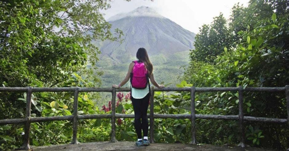 Turista disfruta de la belleza escénica natural de Costa Rica.