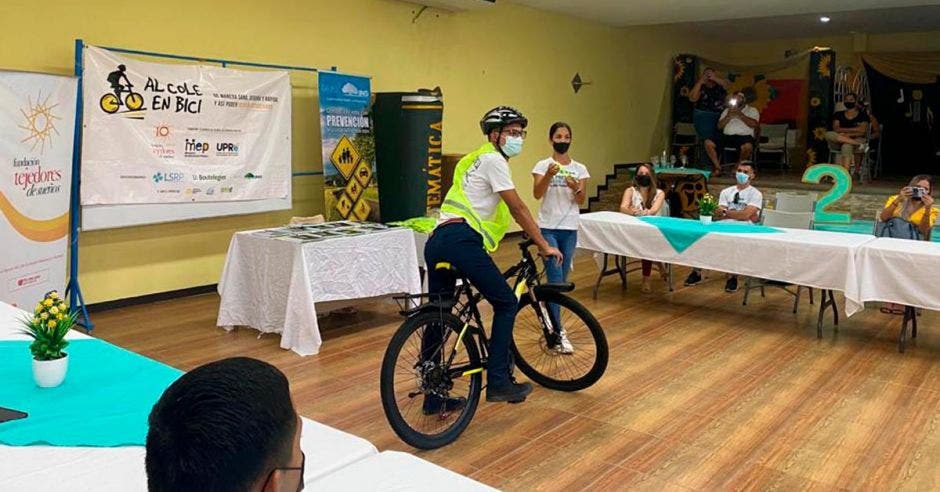 Un joven en una bicicleta