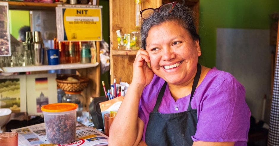 Mujer sonriendo en su negocio