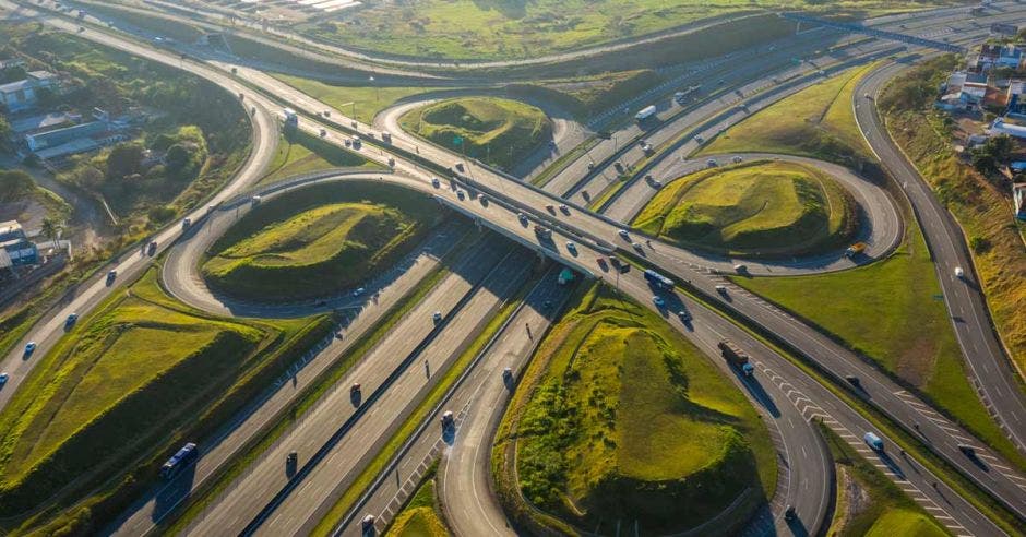 Toma aérea de intersección vial