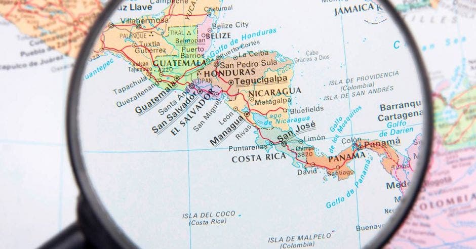 Una lupa sobre un mapa de Centroamérica