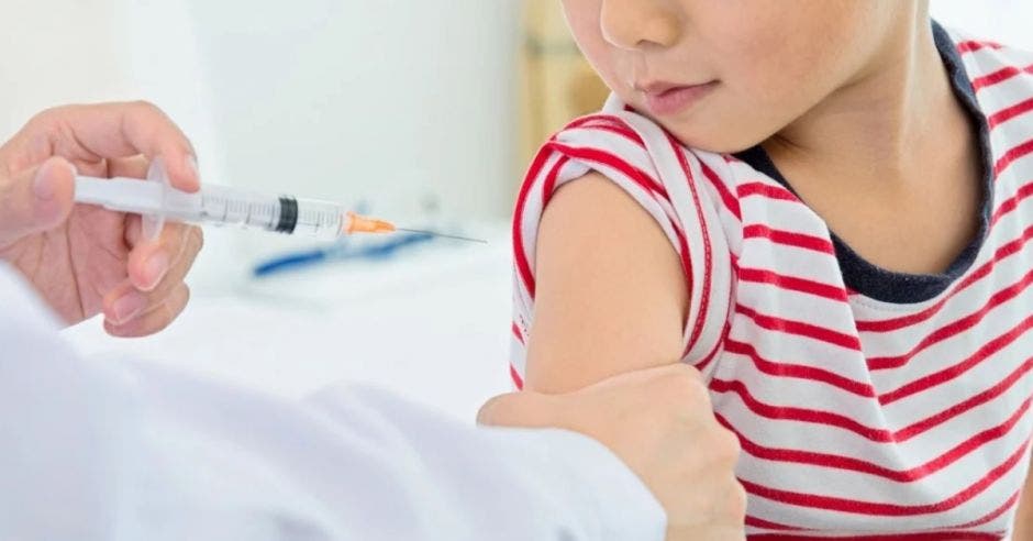 Una niña vacunándose