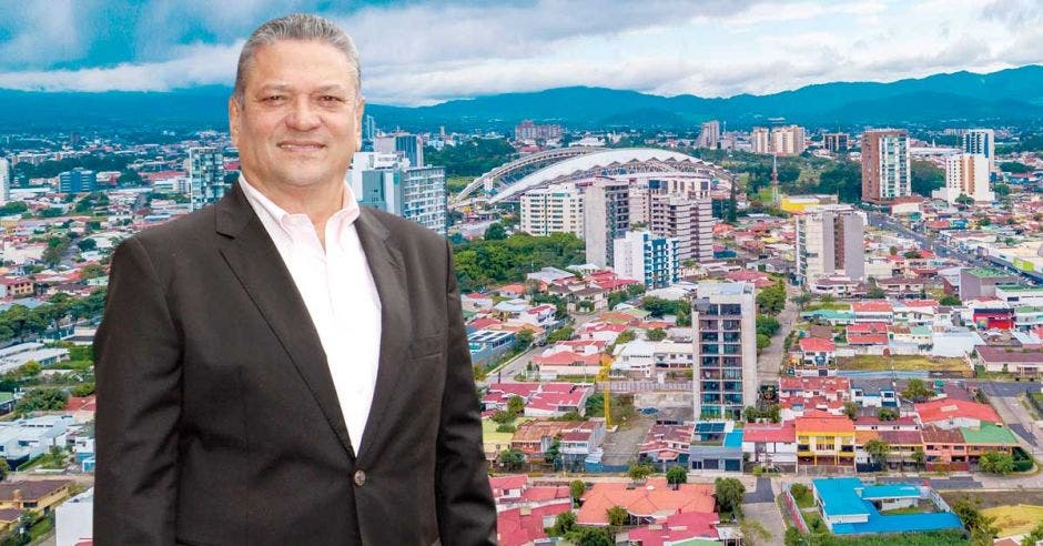 Johnny Araya, alcalde de San José, con un fondo de la capital