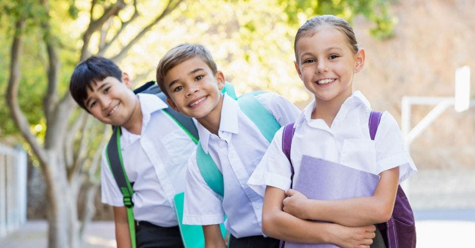 Niños de escuela sonriendo