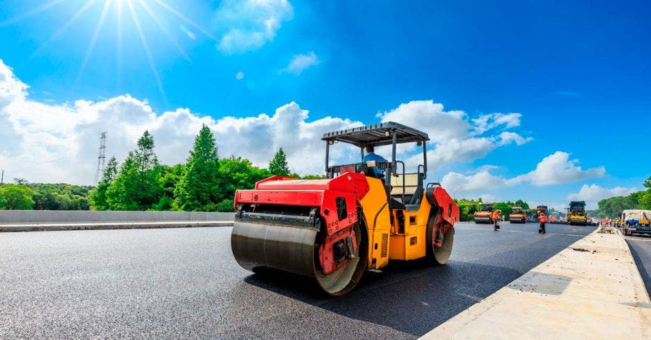 Maquinaria trabajando en la reparación de una carretera