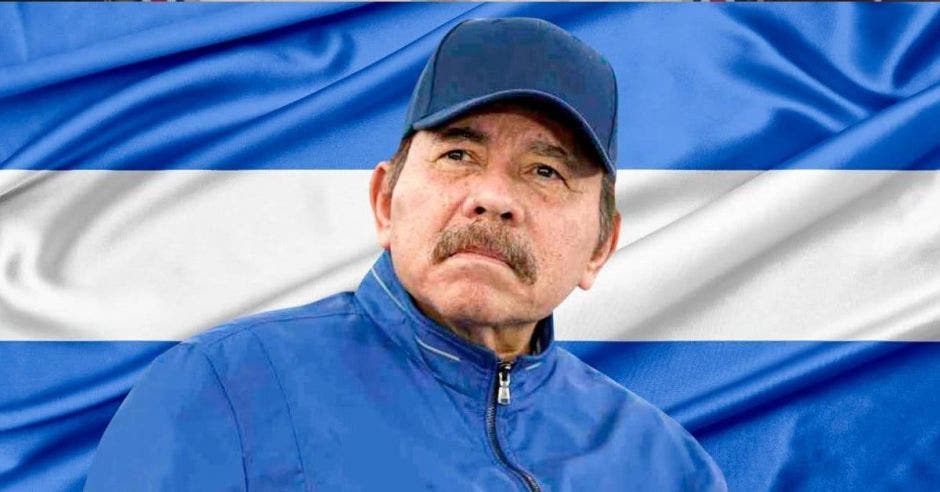 Daniel Ortega, presidente de Nicaragua con una bandera de su país de fondo