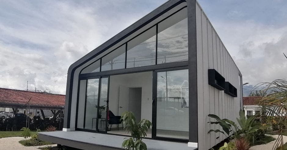 Uno de los modelos de casas con amplios ventanales y estructura prefabricada