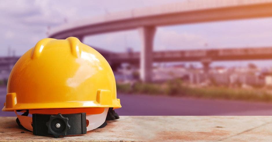 Un casco en el suelo frente a una construcción vial