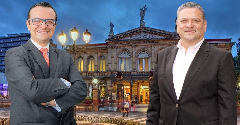 Gustavo Segura, ministro de Turismo y Johnny Araya, alcalde de San José con una foto del teatro Nacional de fondo