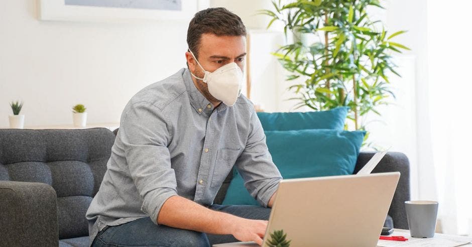 Joven trabajando con mascarilla