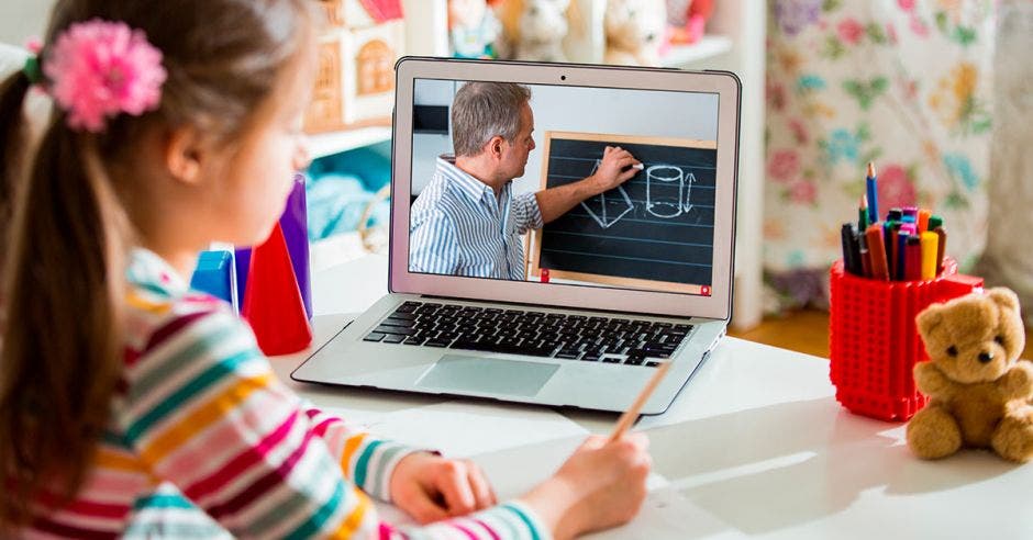 Niña recibiendo clases virtuales