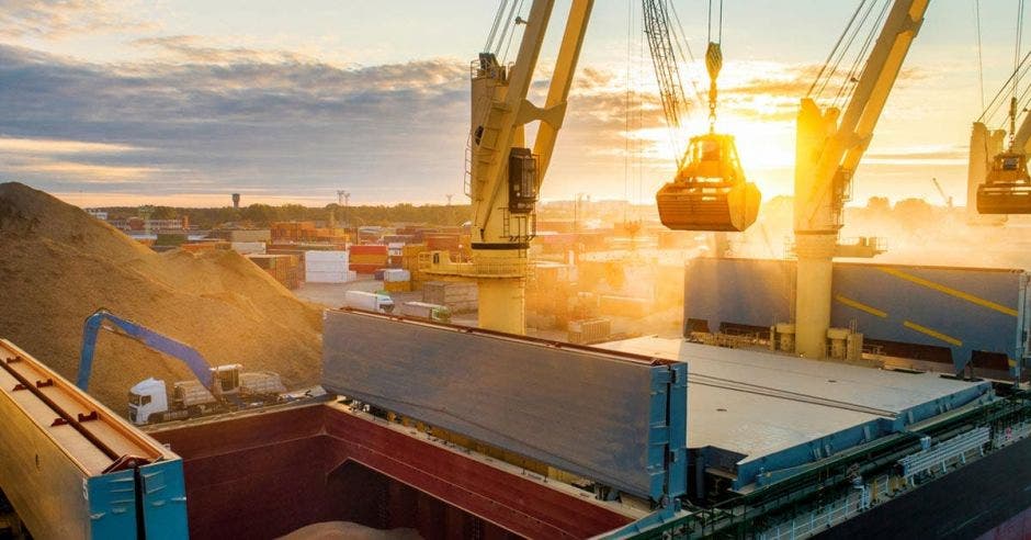 Desembarque de granos en un puerto en una tarde soleada