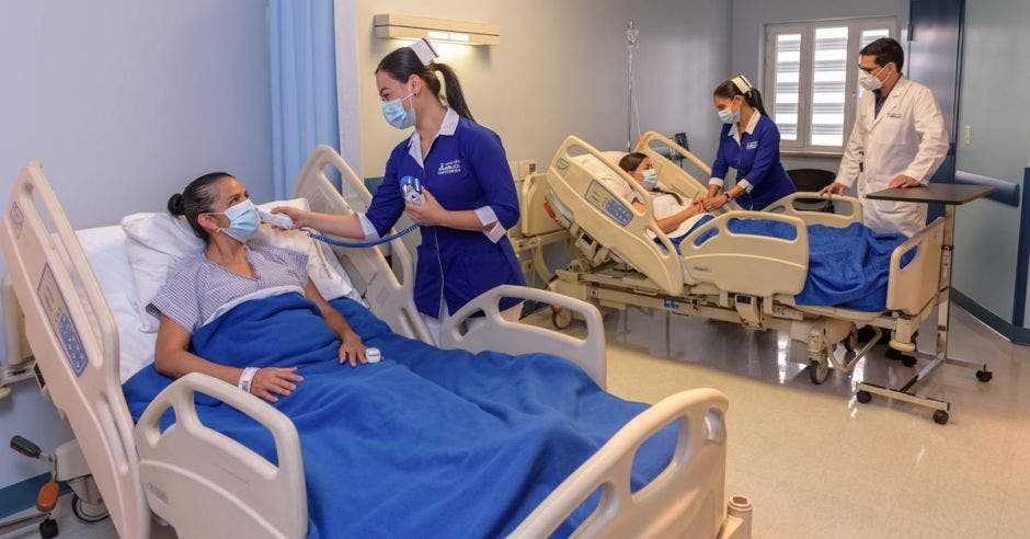 dos camillas dentro de una sala hospitalaria