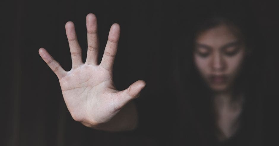 Mujer poniendo un alto a la violencia