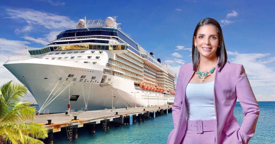 Andrea Centeno, presidenta de Japdeva con fondo de un crucero en la terminal