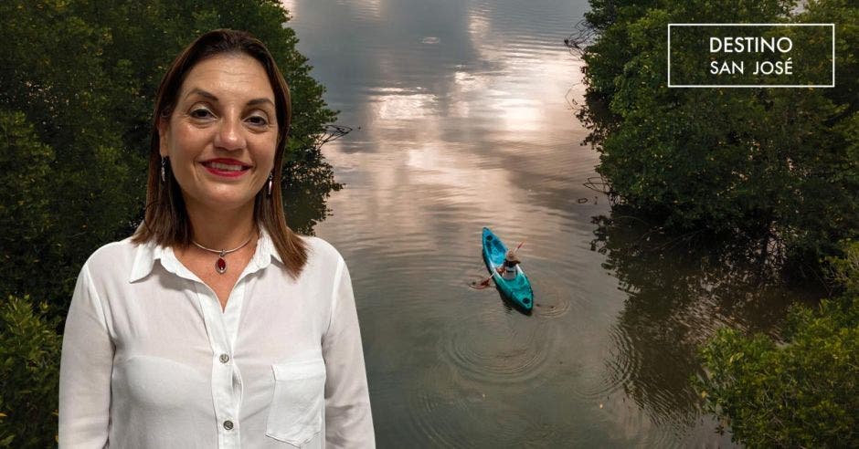 Señora adulta de camisa blanca en fondo de un río donde se está practicando rafting con un kayak.