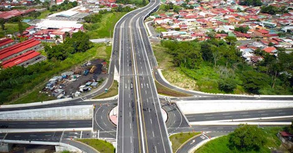 Foto aérea de trabajos en intersección de tres niveles en La Uruca