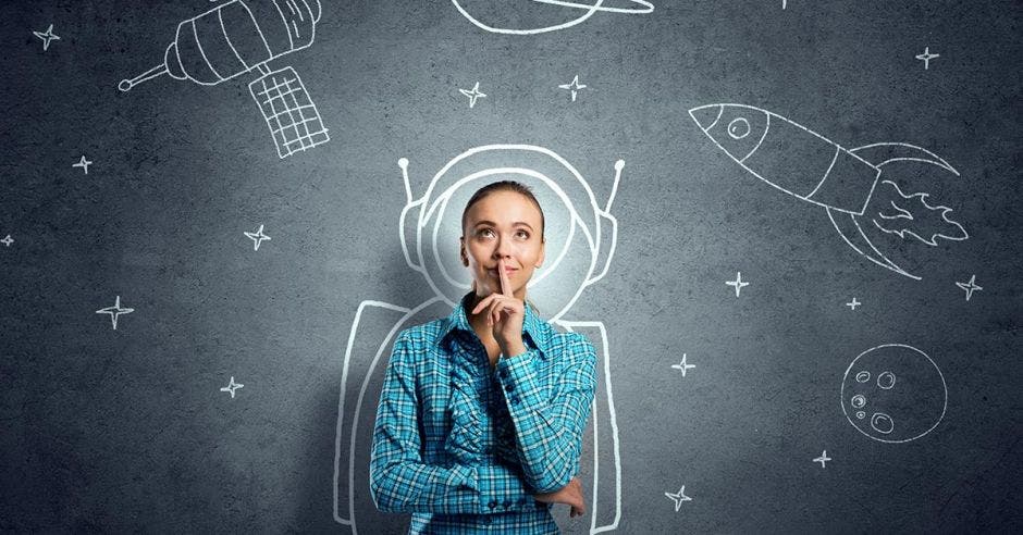 Mujer pensando en ser astronauta