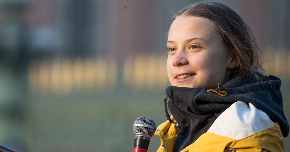 Activista Greta Thunberg con un micrófono en mano