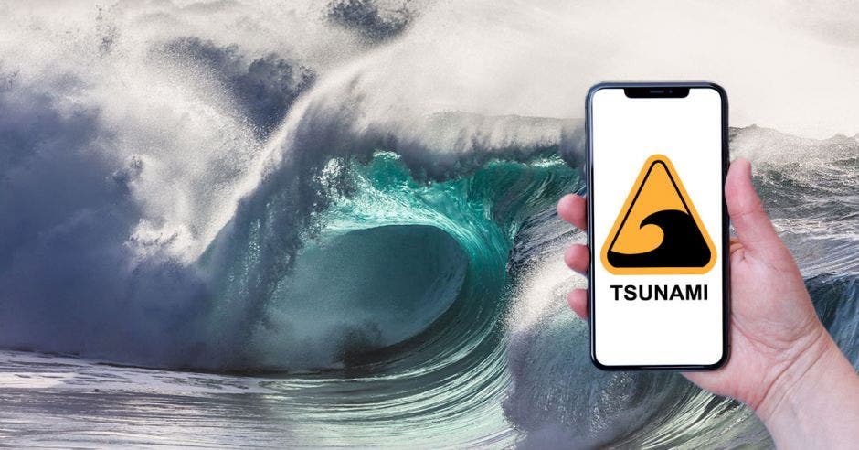 Ola gigante y un móvil que dice tsunami
