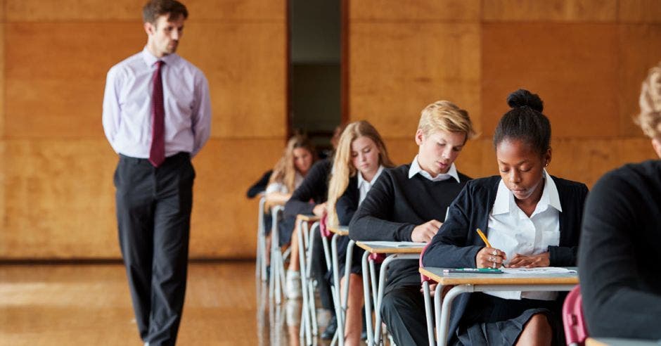 Estudiantes haciendo pruebas