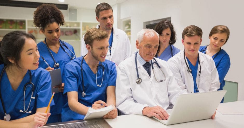 Un profesor aplicando una prueba a estudiantes de medicina