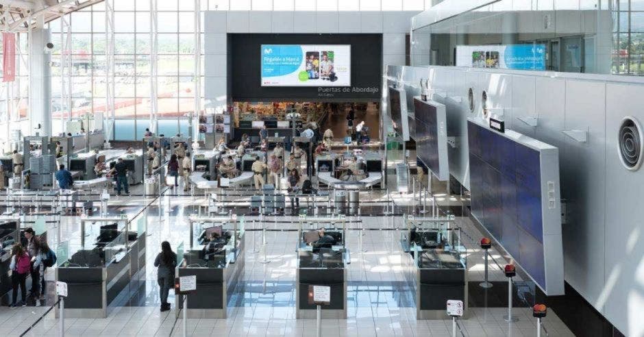 Hora y media de espera en el Aeropuerto Juan Santamaría