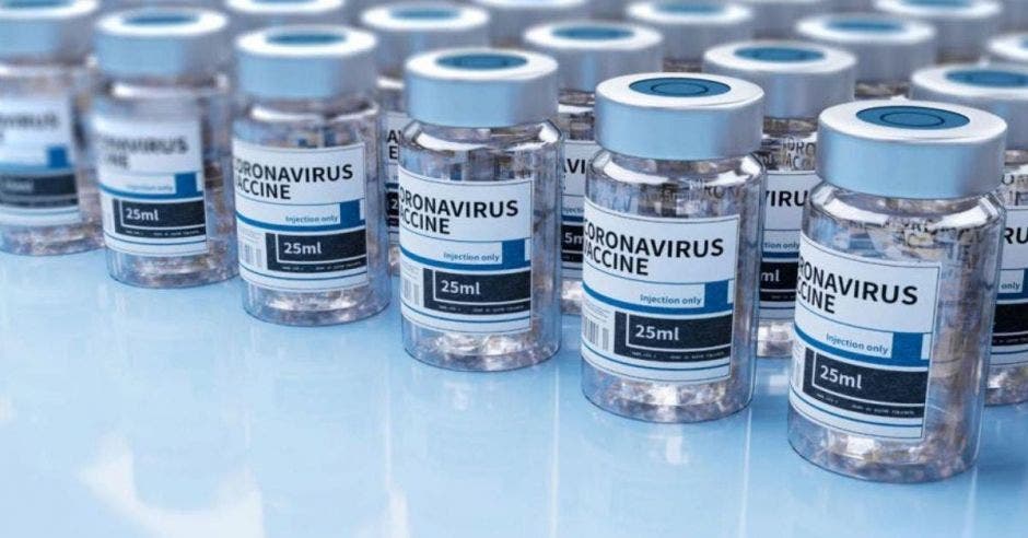 Varios frascos de vacunas contra el coronavirus en una mesa