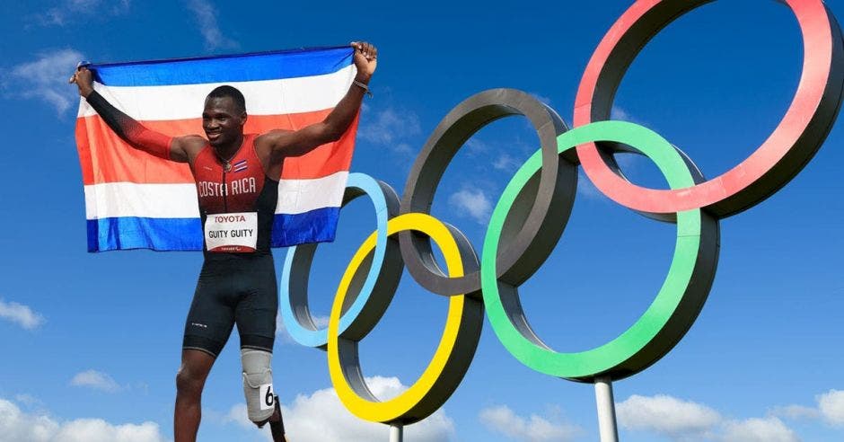 Sherman Guity con la bandera de Costa Rica y los anillos olímpicos de fondo