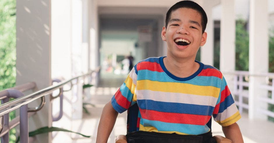 Niño con discapacidad sonriendo