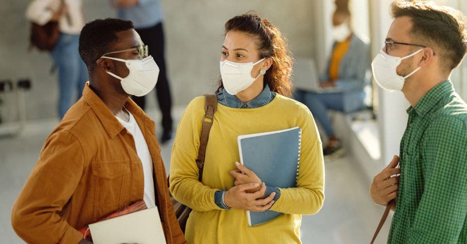 Alumnos hablando con mascarilla