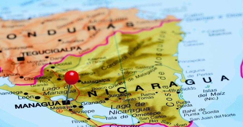 Un maña de Nicaragua con un pin sobre Managua