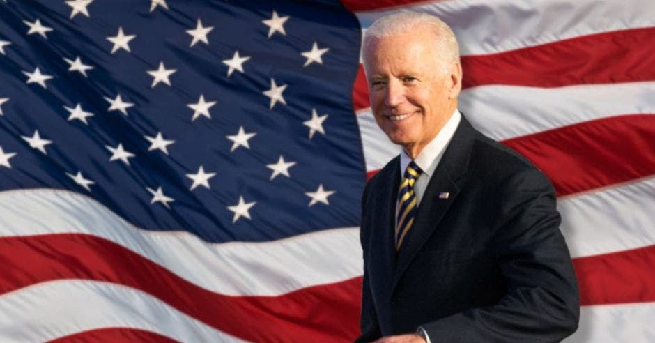 Joe Biden con la bandera es Estados Unidos de fondo