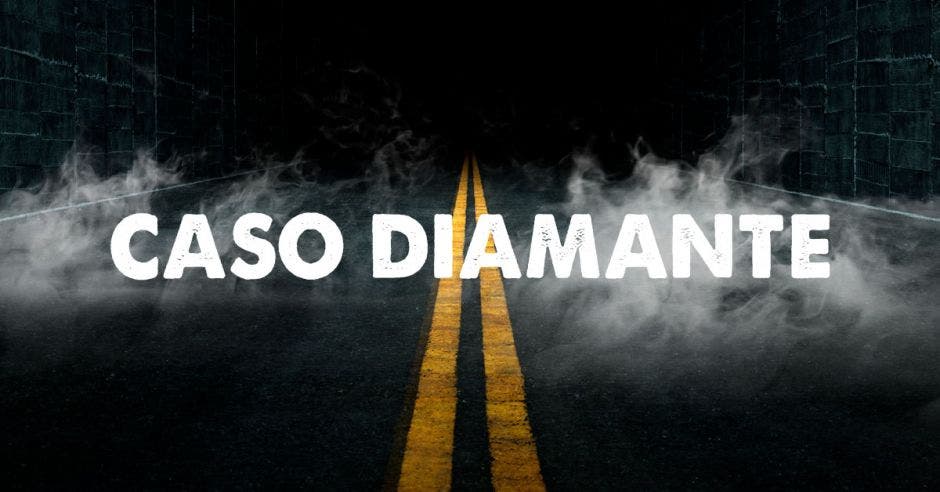 Una carretera oscura con neblina con la leyenda Caso Diamante