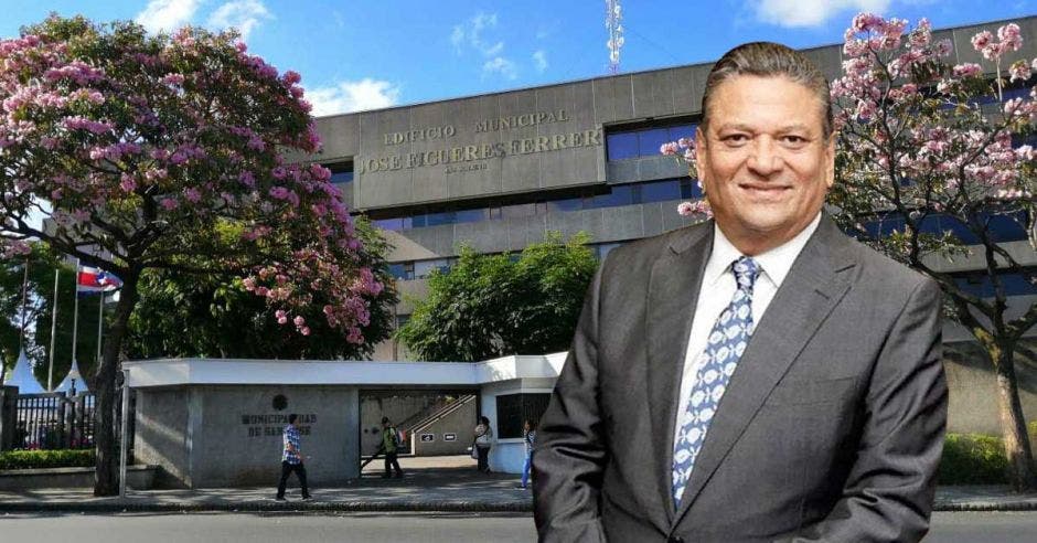 Johnny Araya, alcalde de San José con el edificio de la municipalidad de fondo