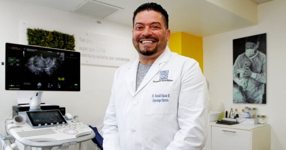 Ronald Salazar, especialista en Ginecología del Hospital Clínica Bíblica