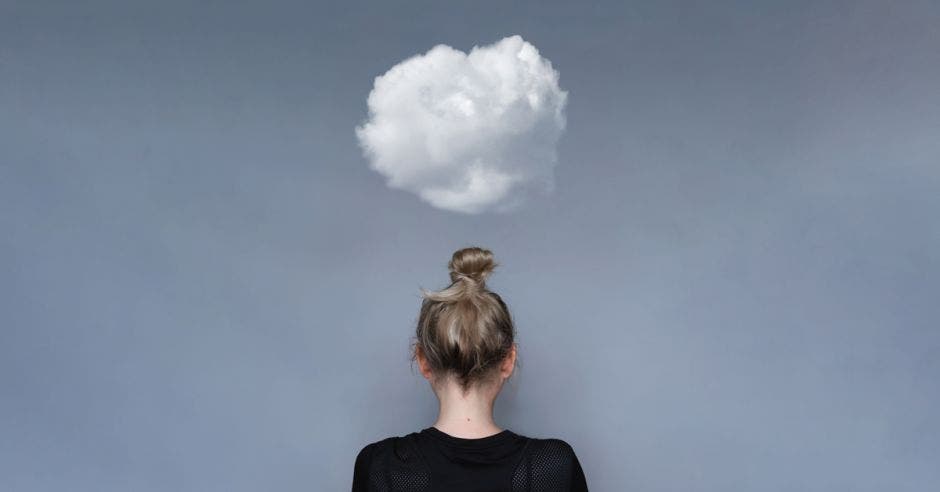 mujer de espaldas con una nube encima de la cabeza